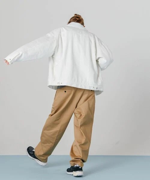 ワイドチノパンツをはく女性
