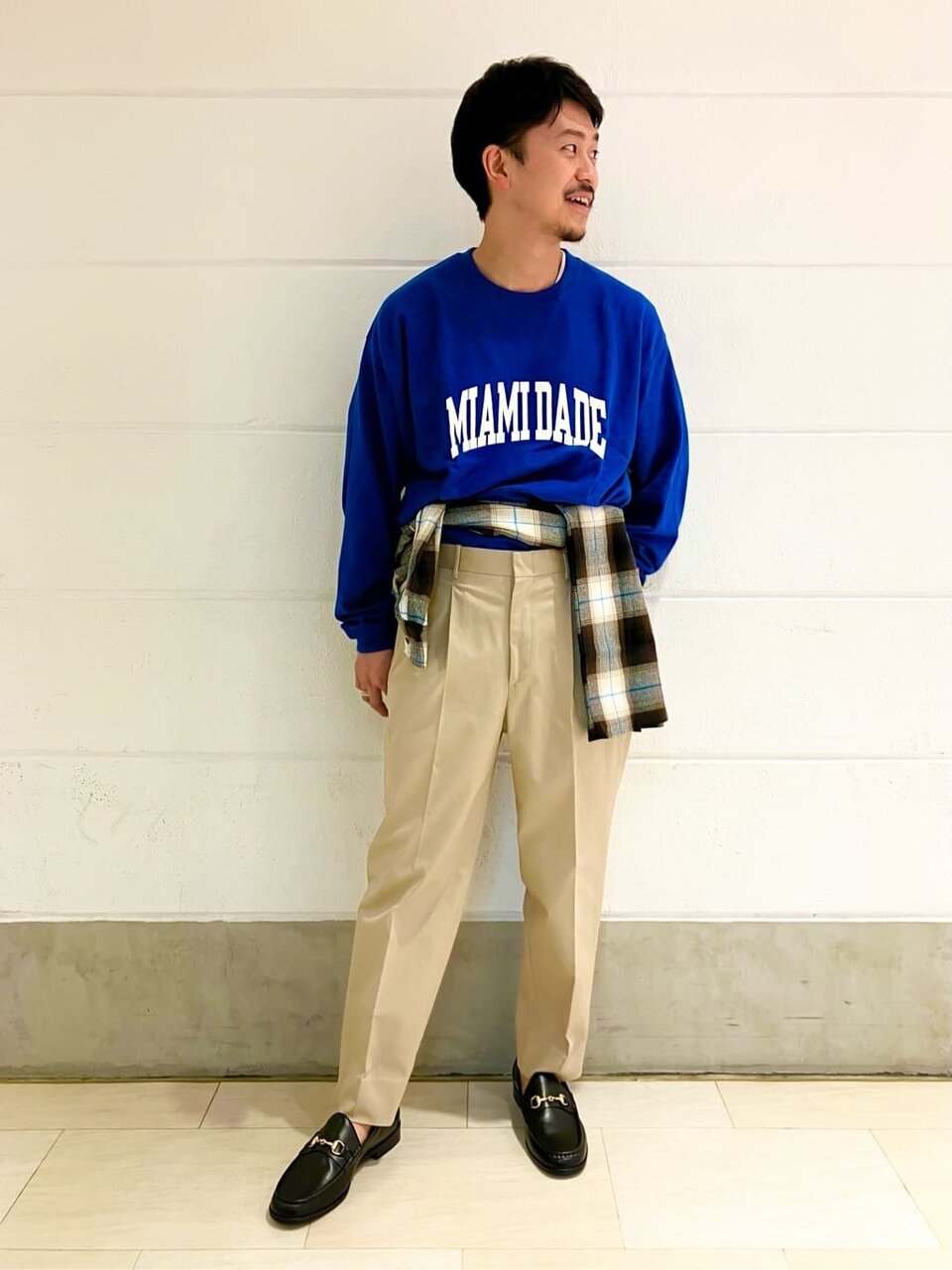 腰にシャツを巻いている男性
