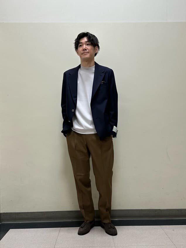 ブラウンのチノパンを使ったコーデ