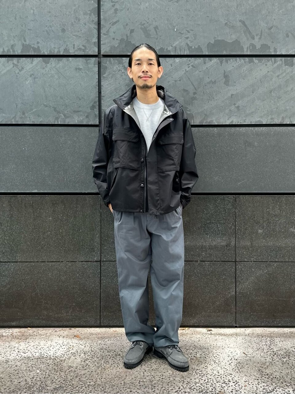 大きめジャケットを羽織った男性