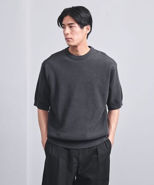 半袖ニットを着た男性