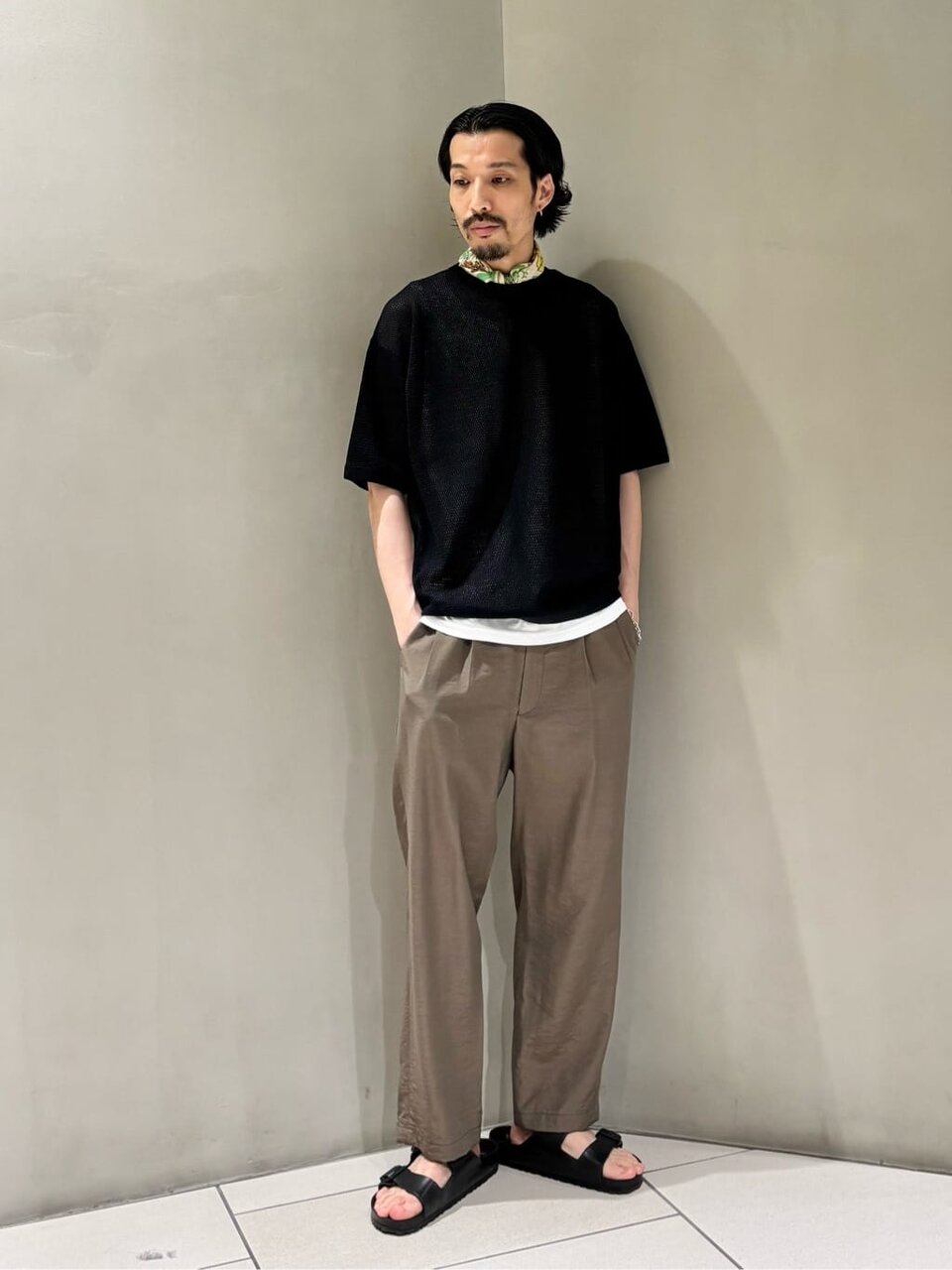 半袖ニット×リラックスパンツのコーデ