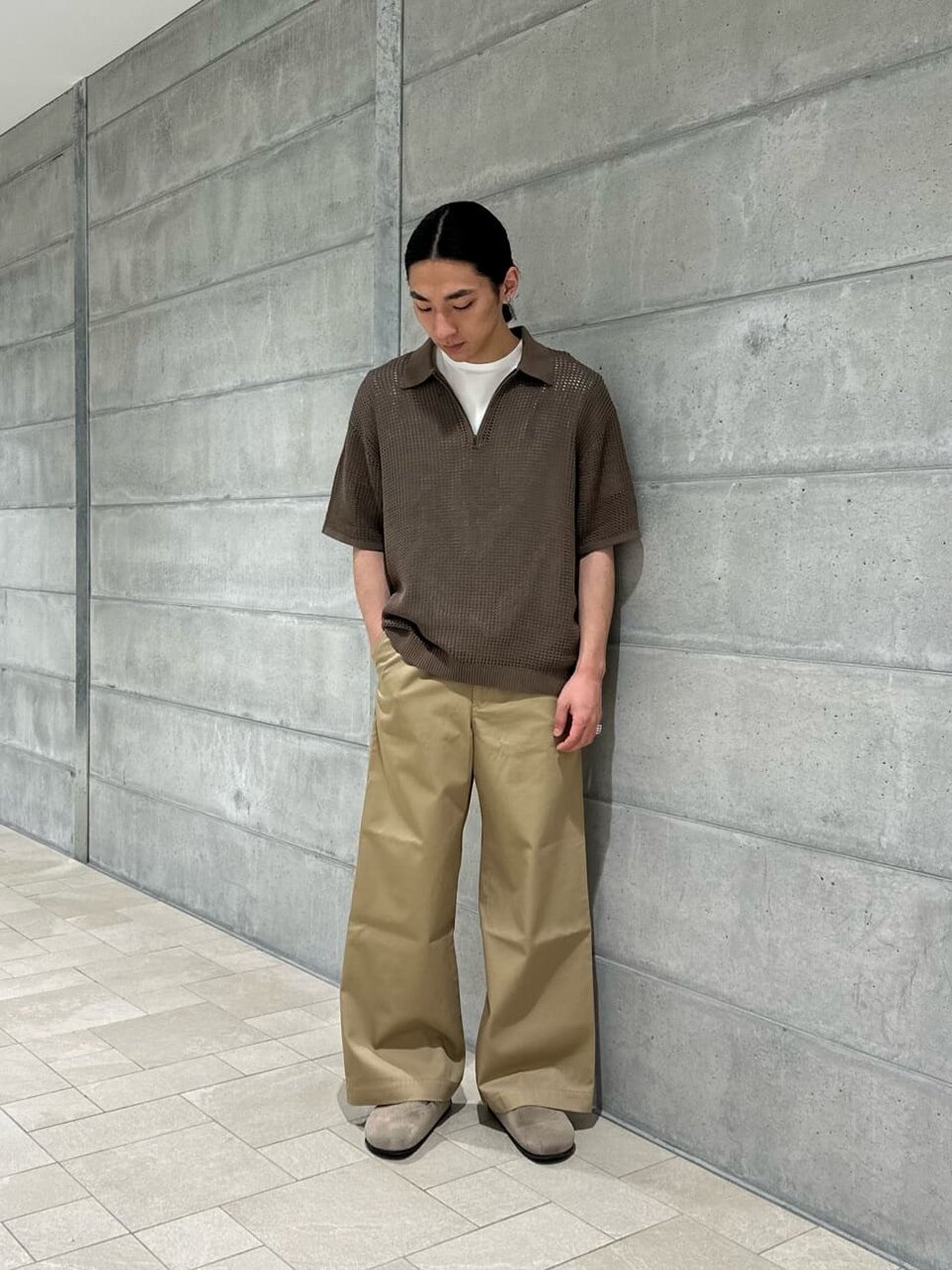 半袖ポロニット×チノパンツのコーデ
