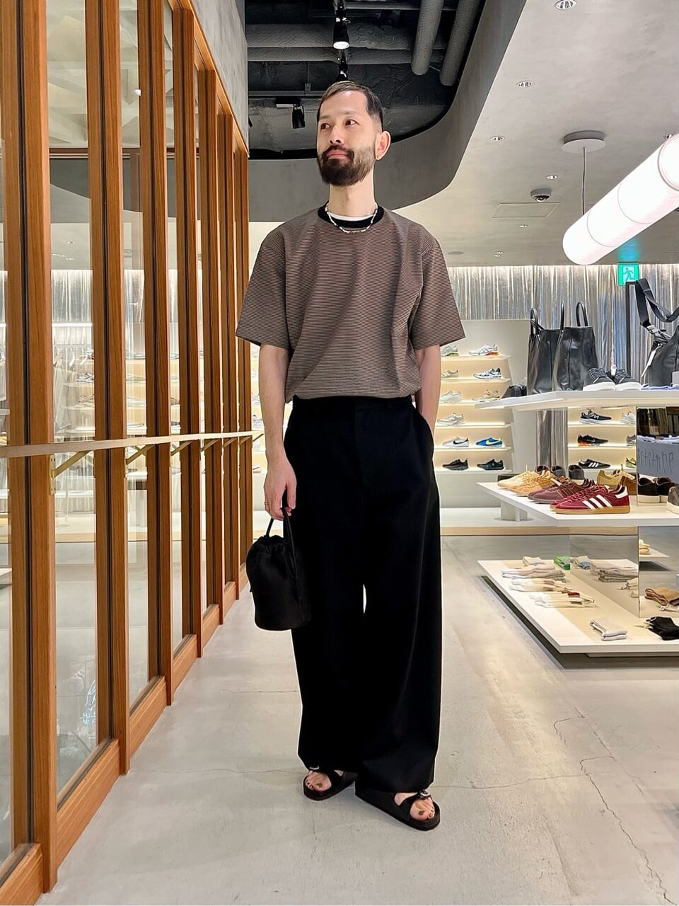 Tシャツ×ワイドパンツのコーデ