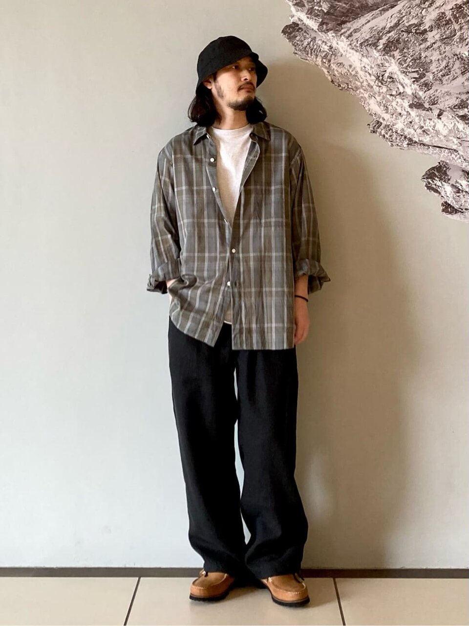 チェック柄シャツ×イージーパンツのコーデ