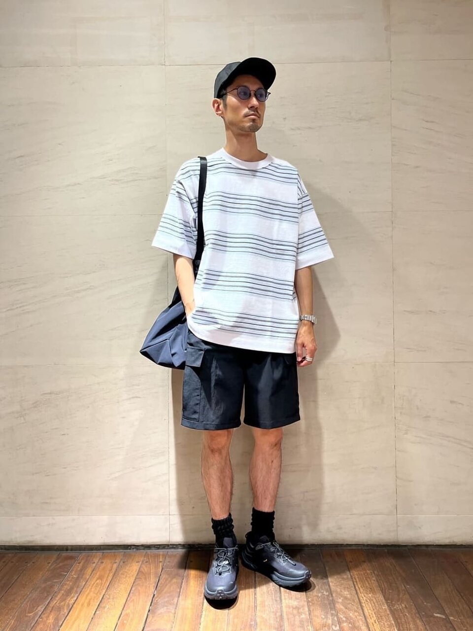 キャップとTシャツのコーデ