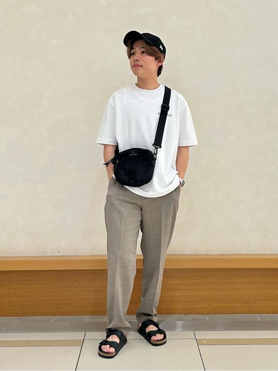 キャップとTシャツのコーデ