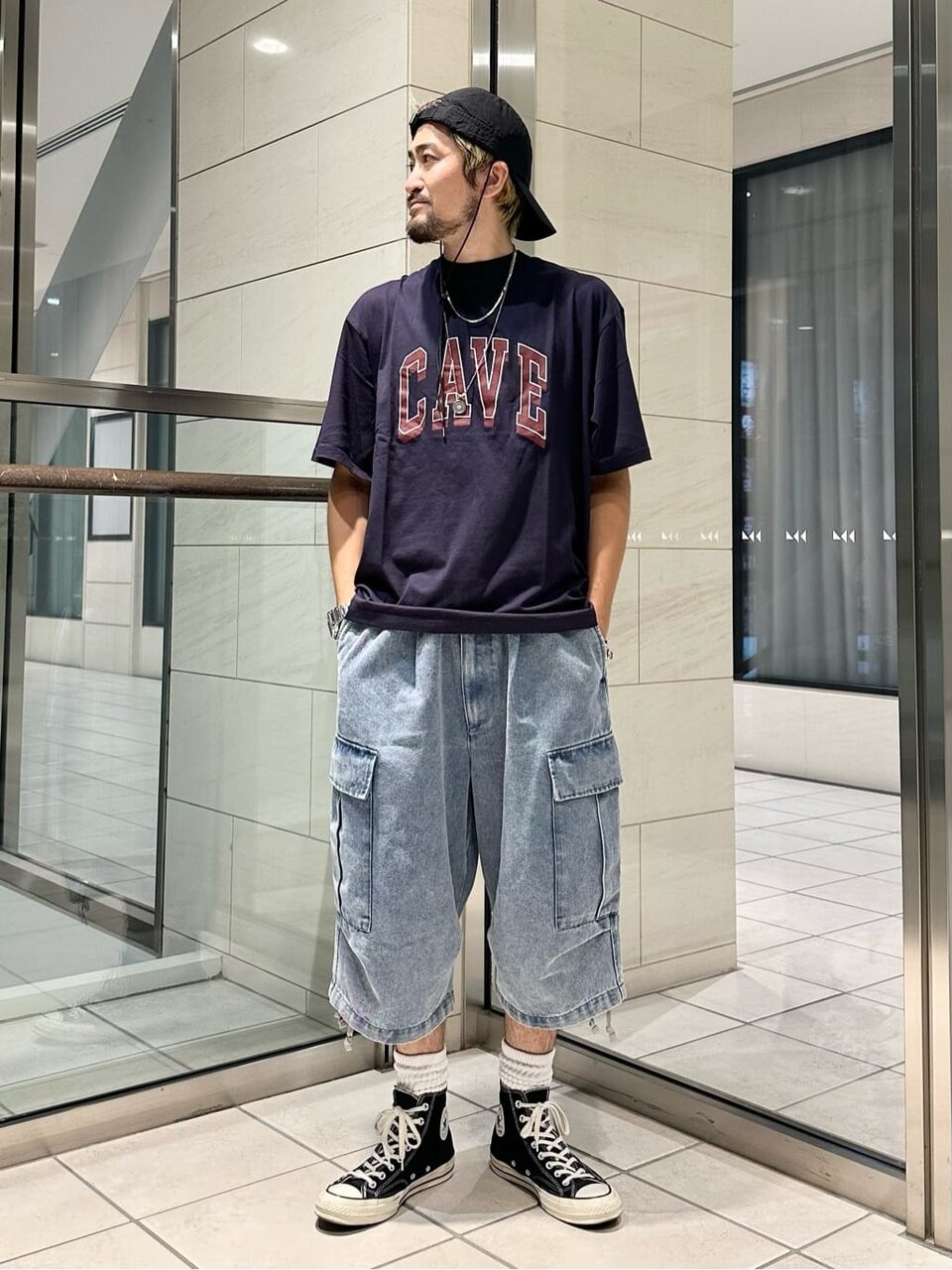キャップとTシャツのコーデ