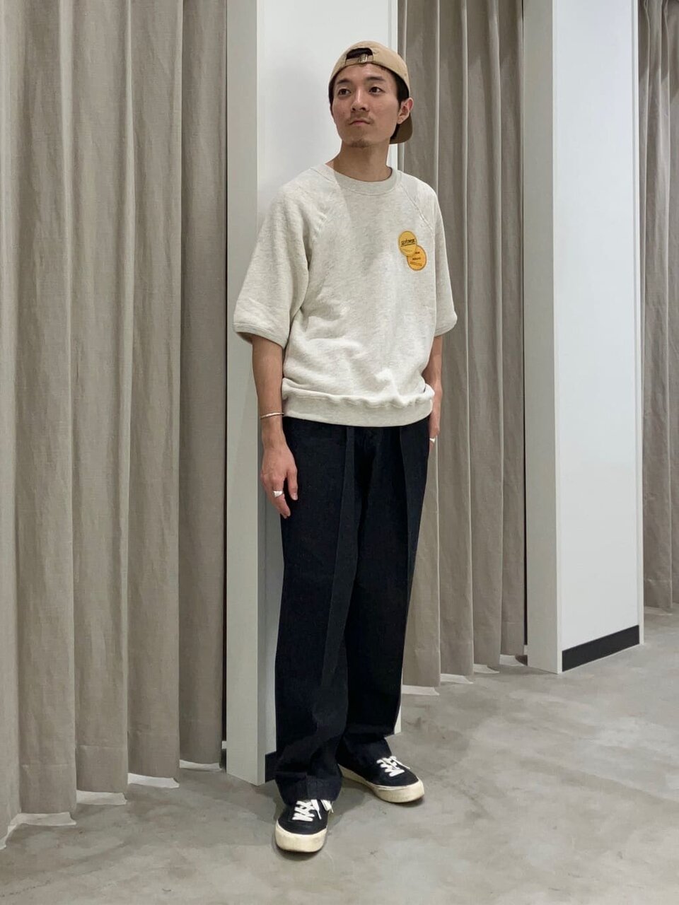 キャップとスウェットTシャツのコーデ