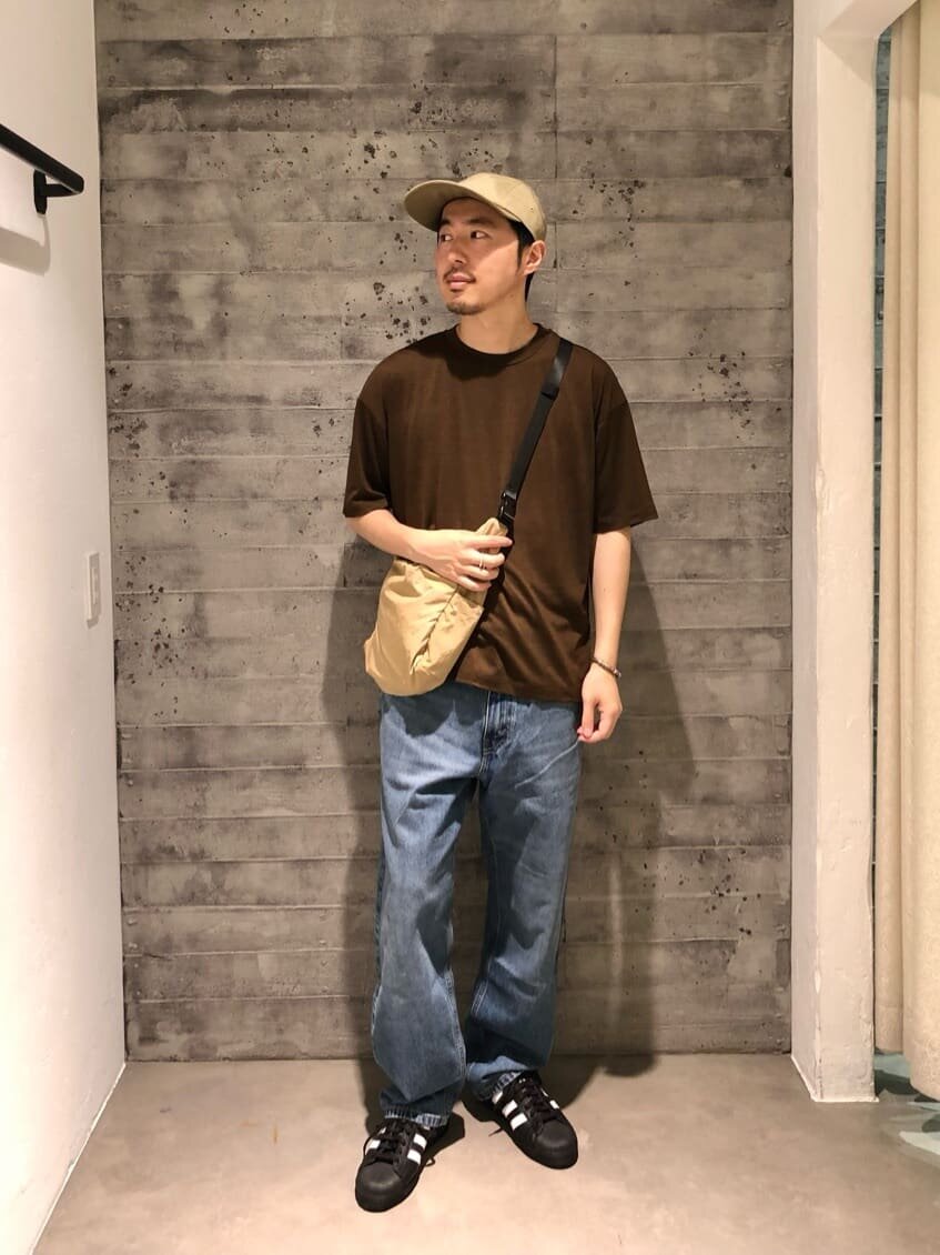 キャップと半袖Tシャツのコーデ