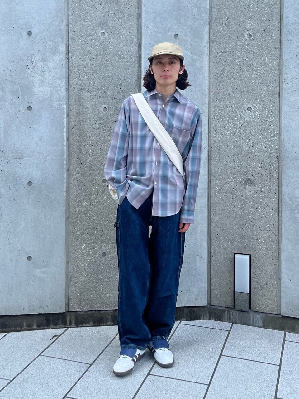キャップとチェック柄シャツのコーデ