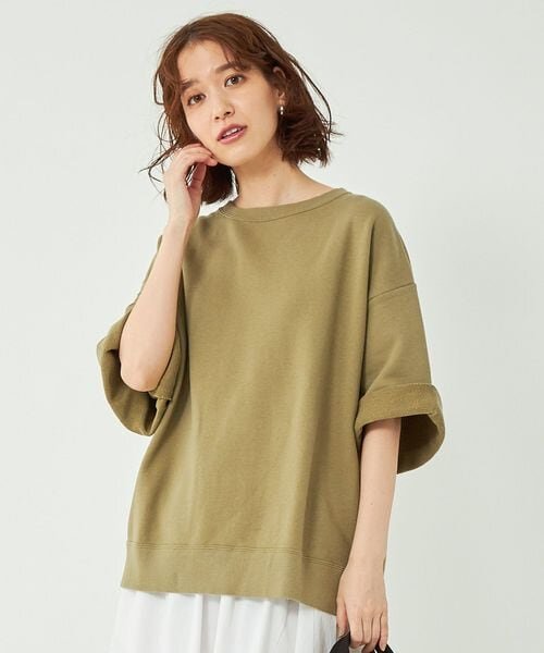 オリーブ色のスウェットプルオーバーを着た女性