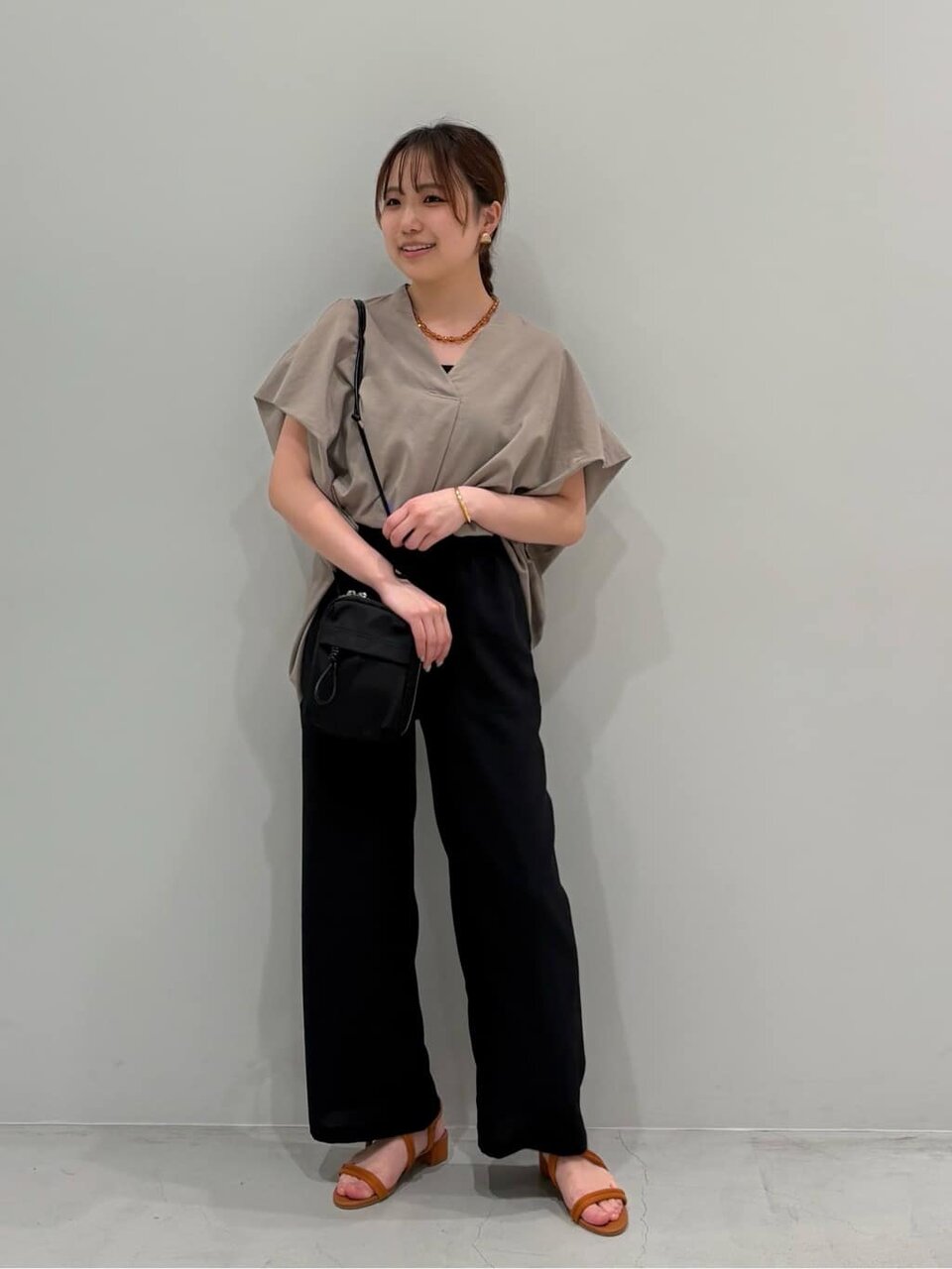 モカカラーのブラウスを着た女性