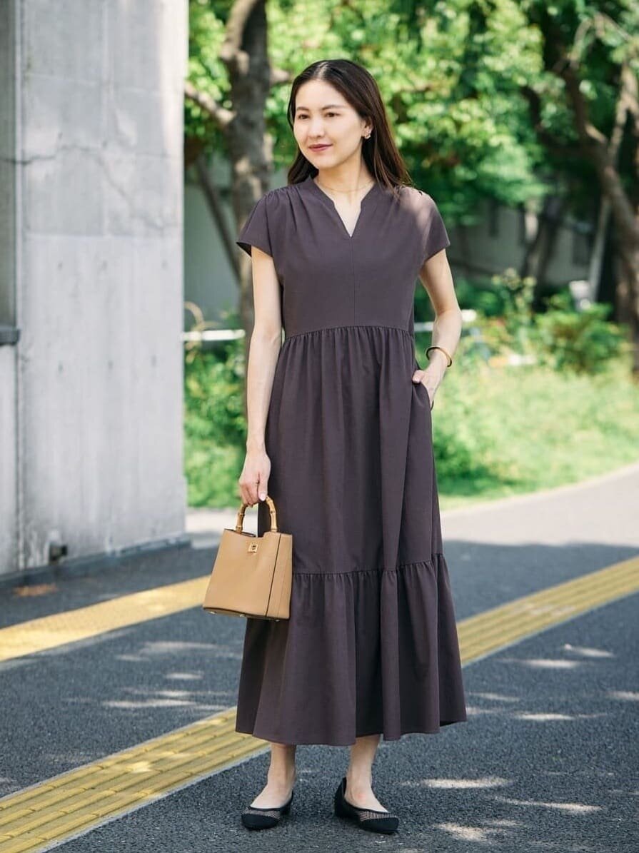 ダークブラウンのワンピースを着た女性