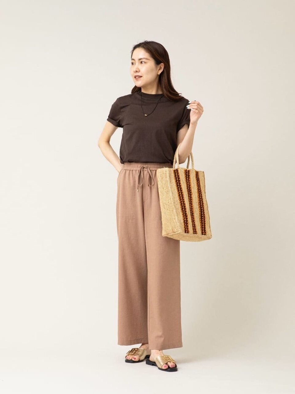 ダークブラウンのクルーネックTシャツを着た女性