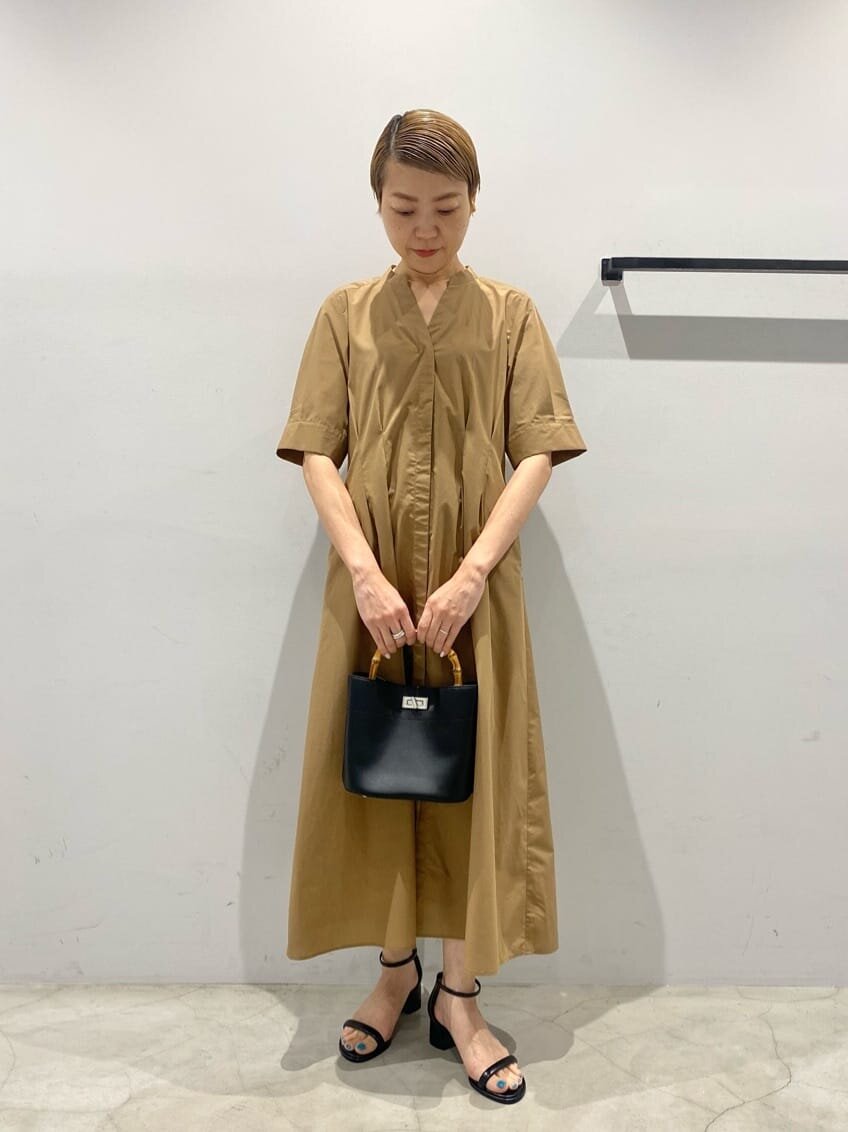 ベージュのワンピースを着た女性
