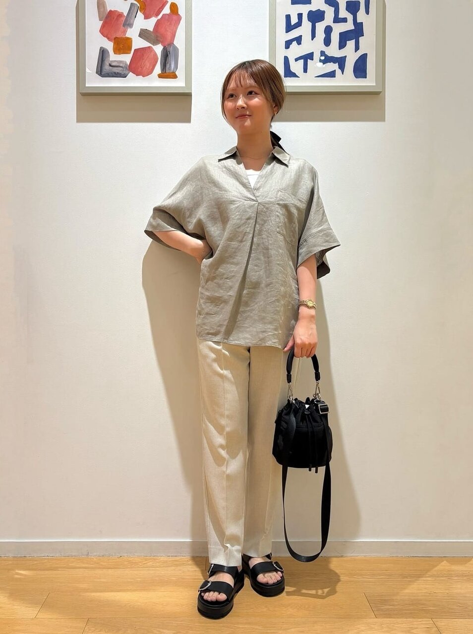 リネンシャツを着た女性