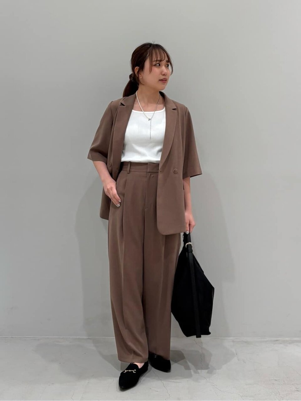 ローファーを履いた女性