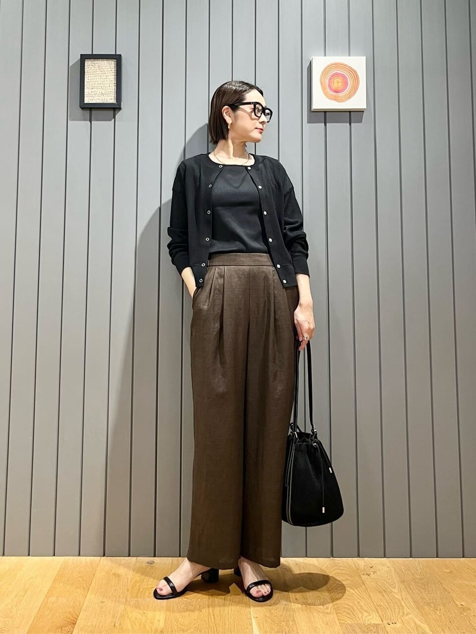 黒のカーディガンを着た女性
