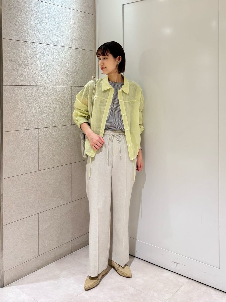 長袖のシャツを着た女性