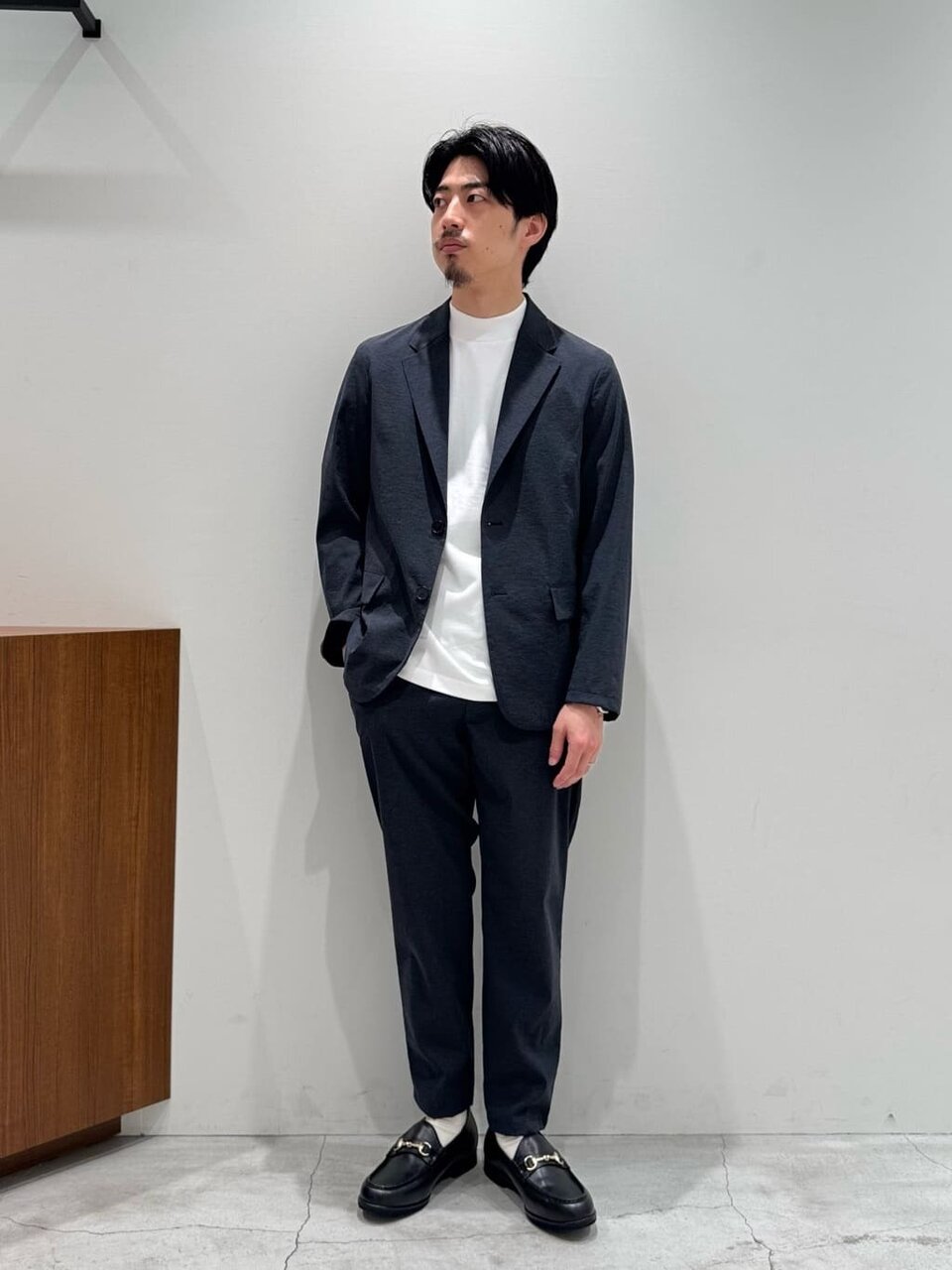セットアップを着た男性