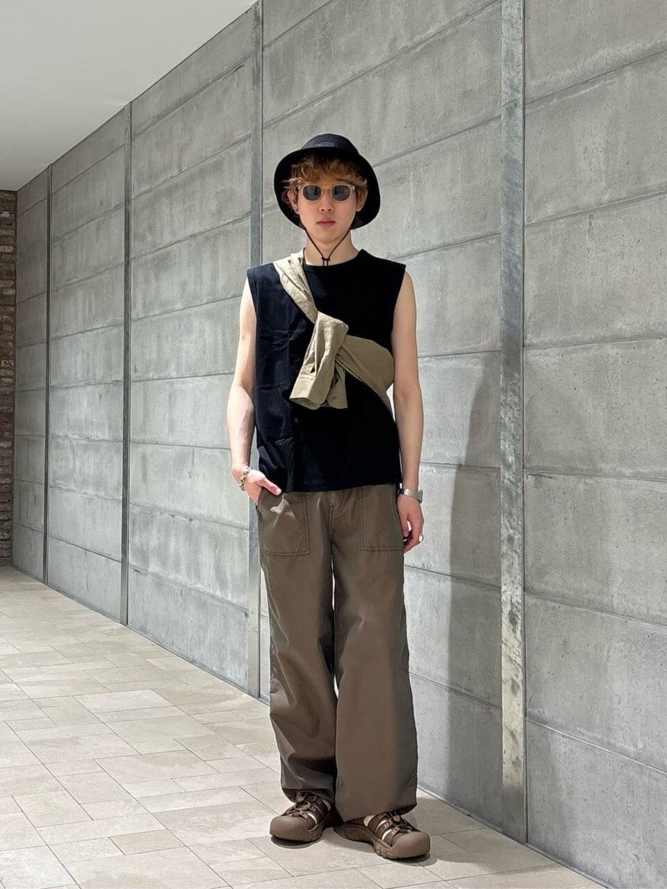 ノースリーブTシャツ×ベイカーパンツコーデ