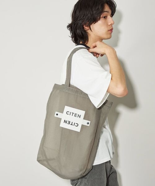 エコバッグを持つ男性