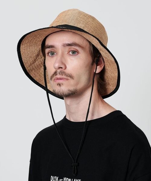 ストローハットの男性