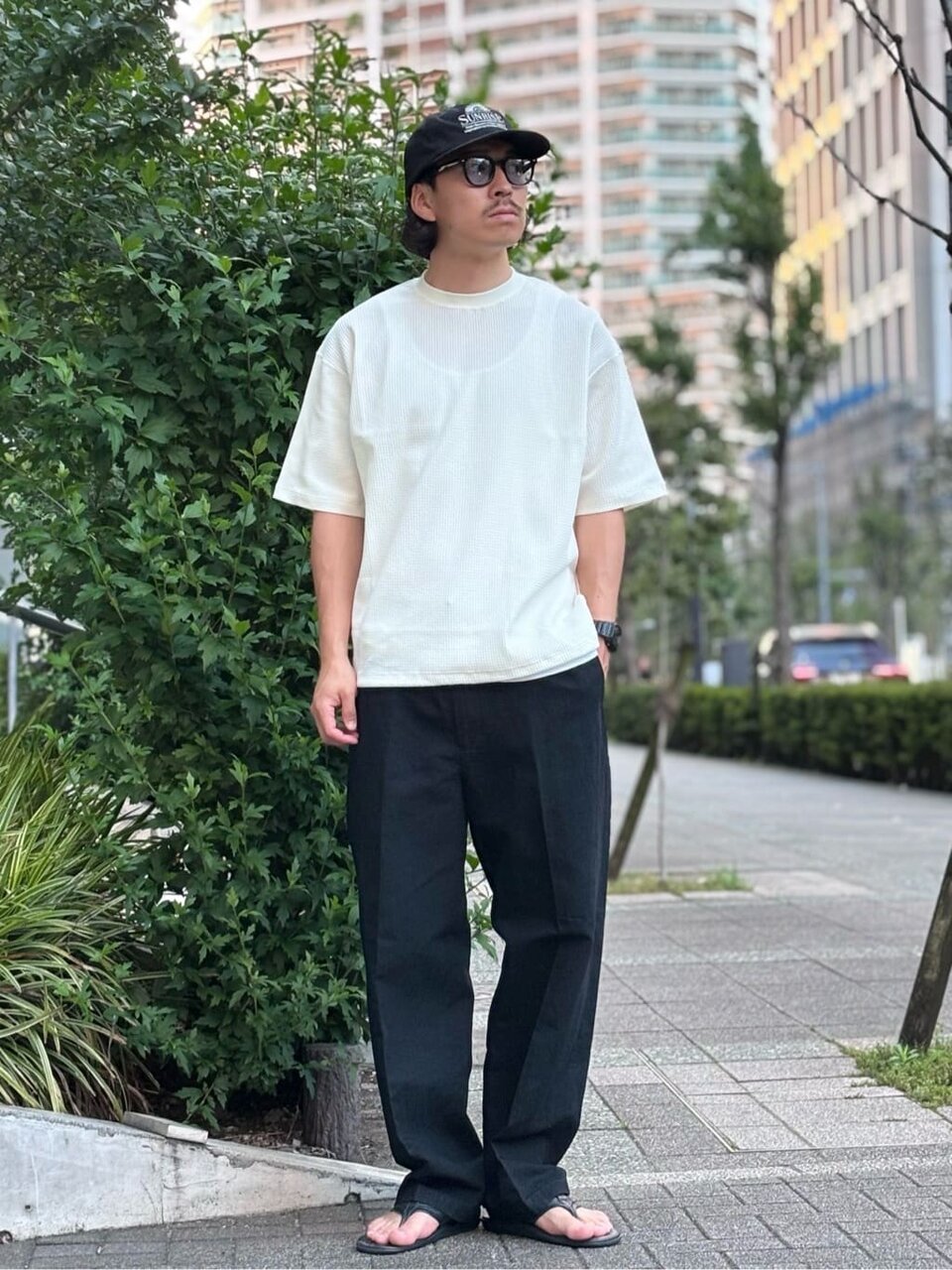 Tシャツとデニムパンツのメンズノームコアコーデ