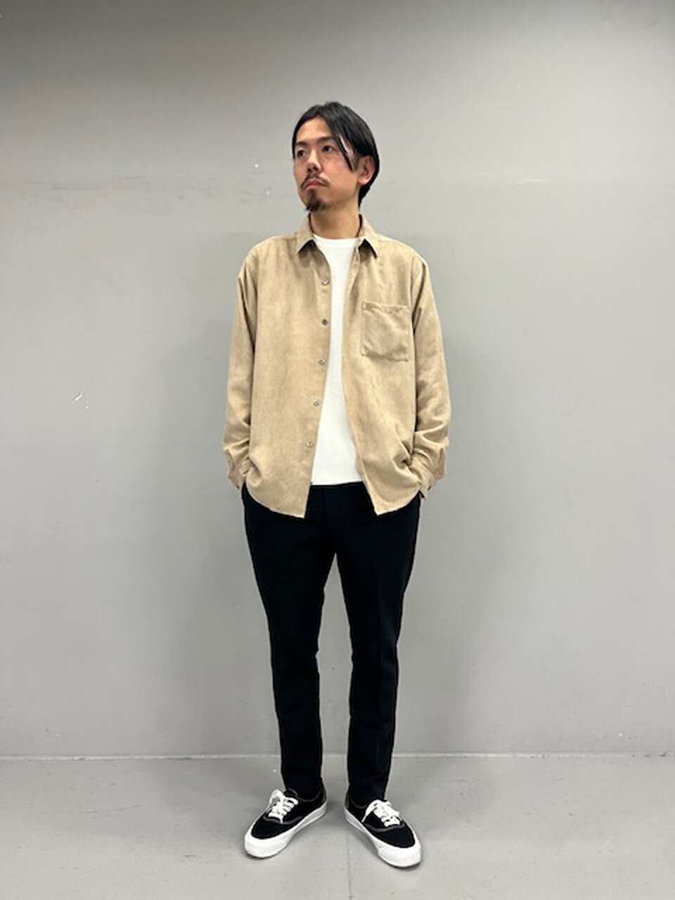 シャツとスラックスのメンズノームコアコーデ