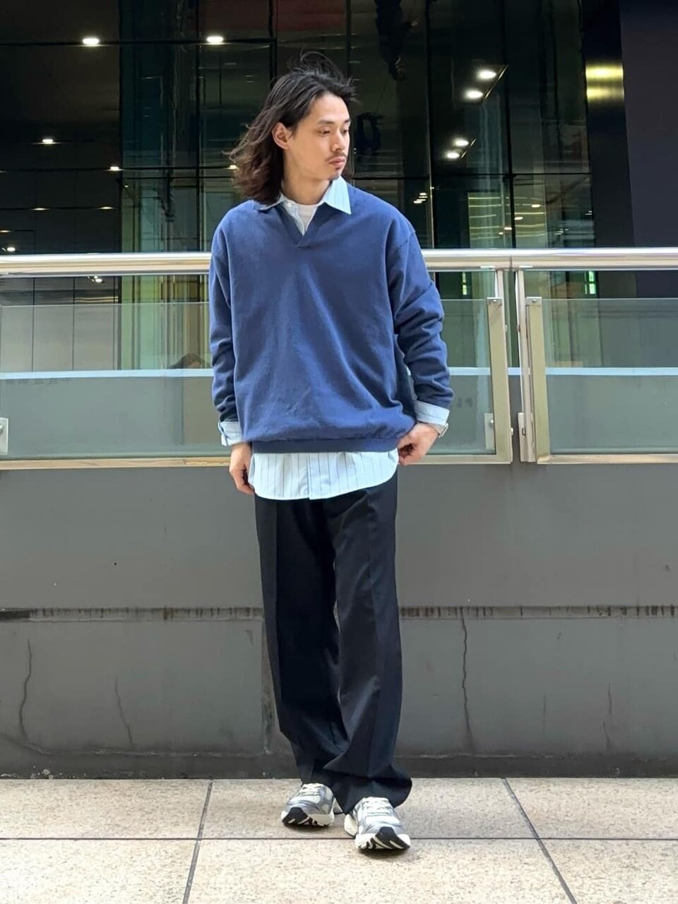 シャツとスラックスのメンズノームコアコーデ