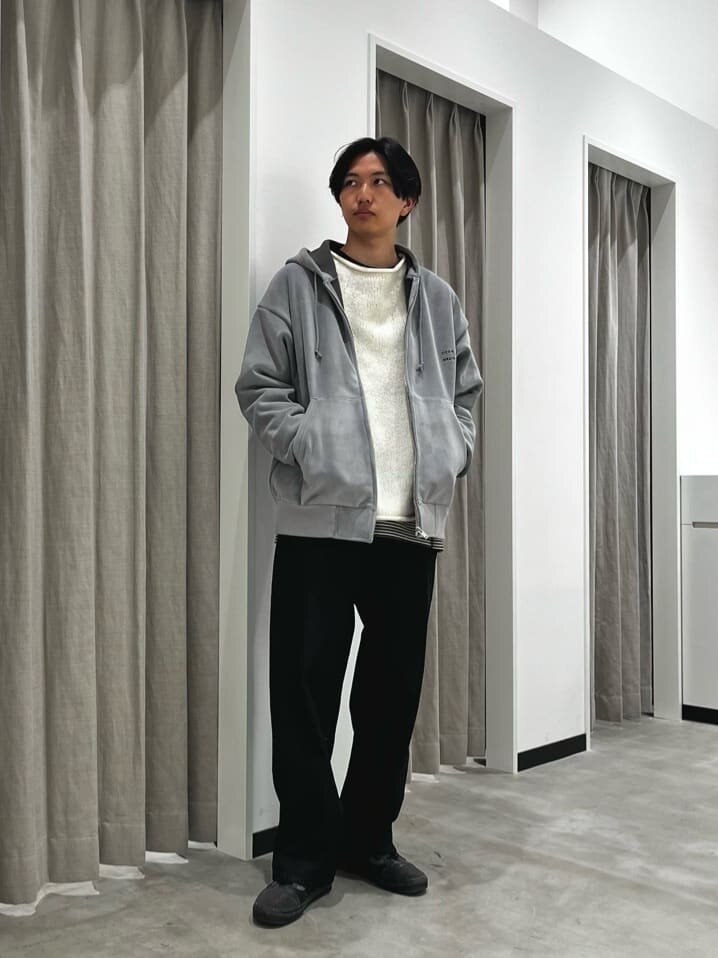 ニットとデニムパンツのメンズノームコアコーデ
