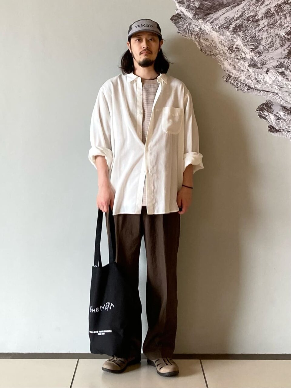 シャツとスラックスのメンズノームコアコーデ