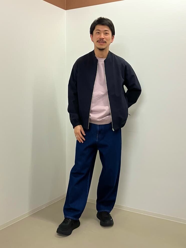 スウェットとデニムパンツのメンズノームコアコーデ