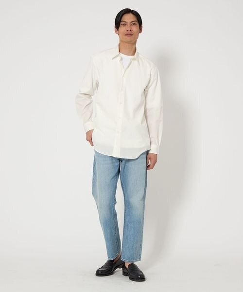 シャツとローファーを使ったノームコアコーデ