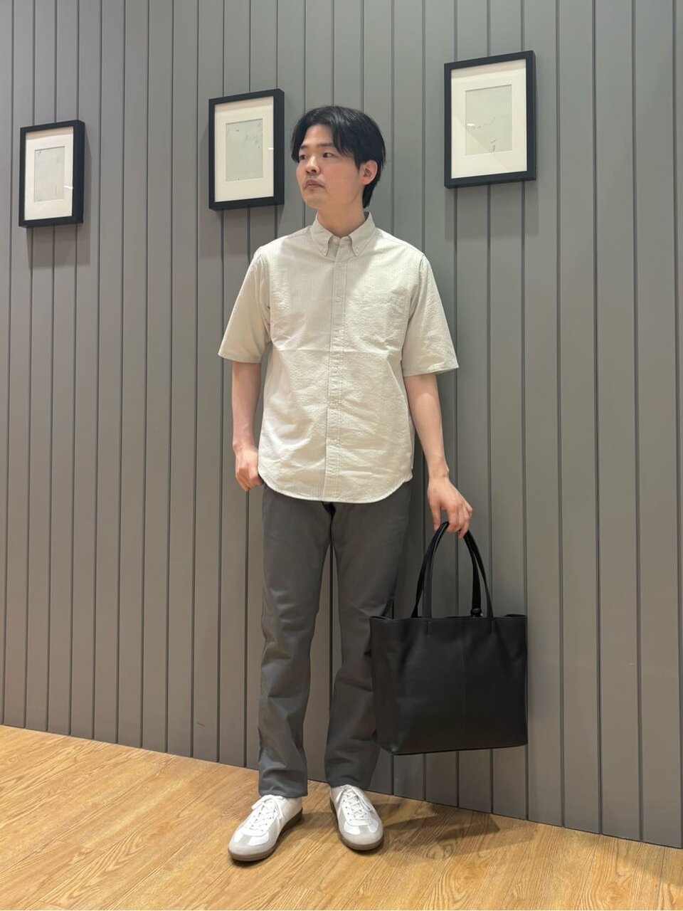 グレーのボタンダウンシャツ×グレーのチノパンのコーデ