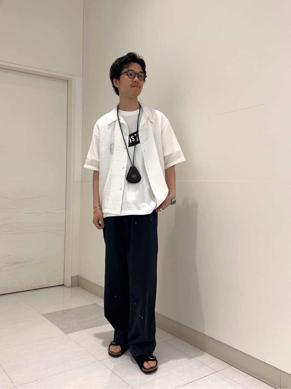 白のオープンカラーシャツ×ネイビーのチノパンのコーデ