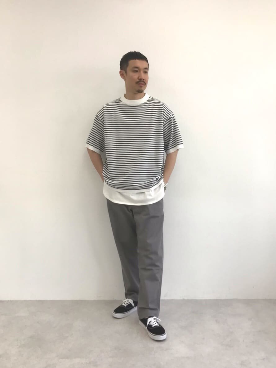 ボーダー柄のカットソー×グレーのチノパンのコーデ