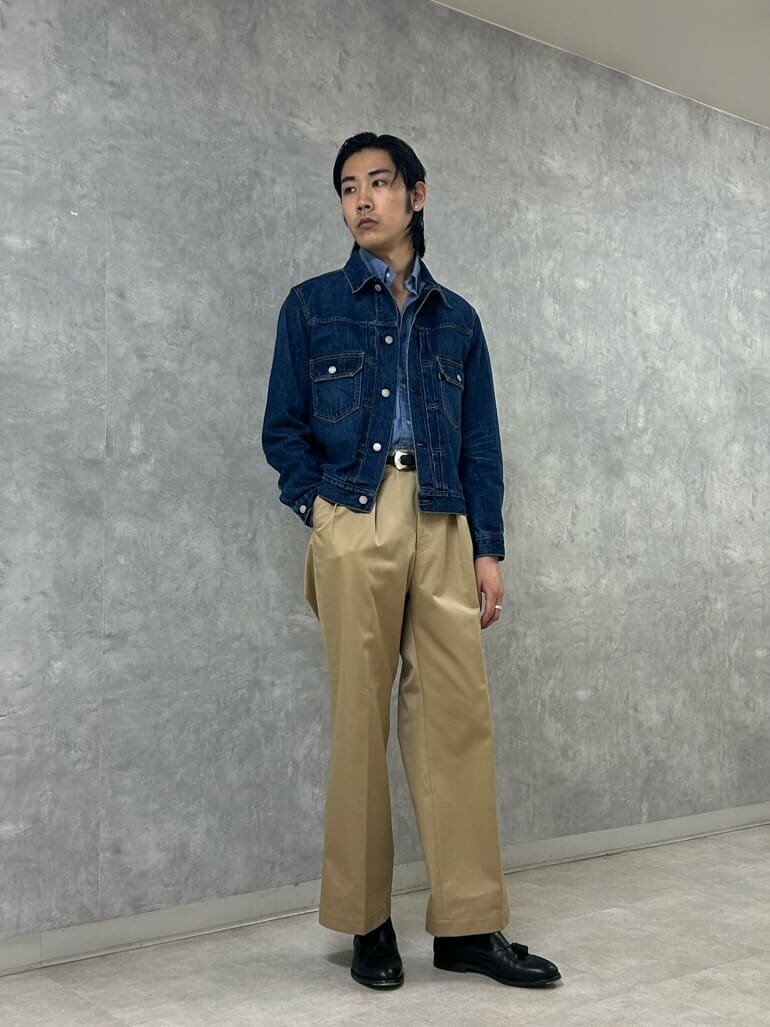 ネイビーのデニムジャケット×ベージュのチノパンのコーデ