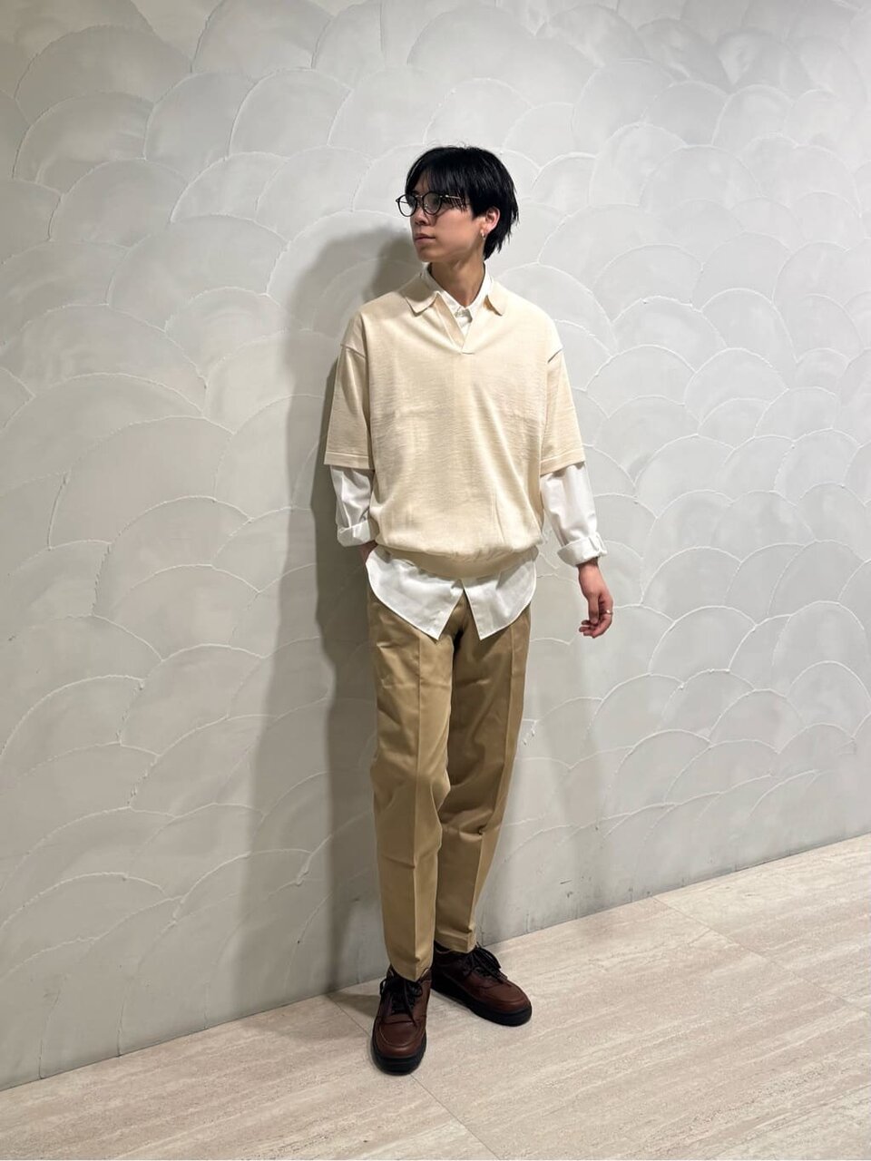 ナチュラルのポロニット×ベージュのチノパンのコーデ
