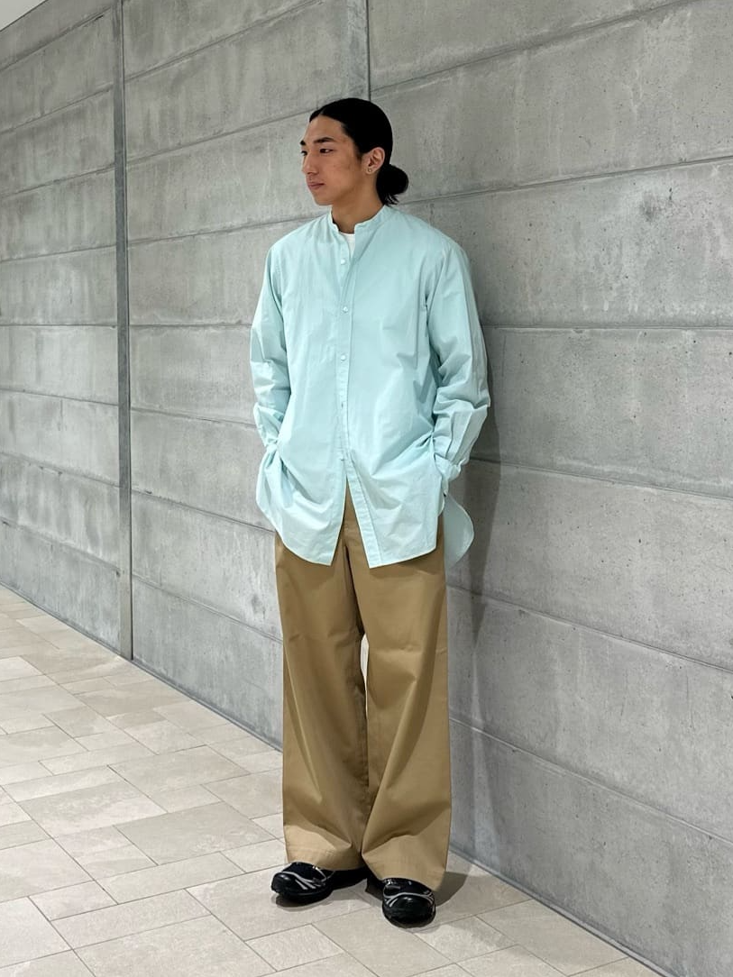 バンドカラーシャツ×ベージュのチノパンのコーデ