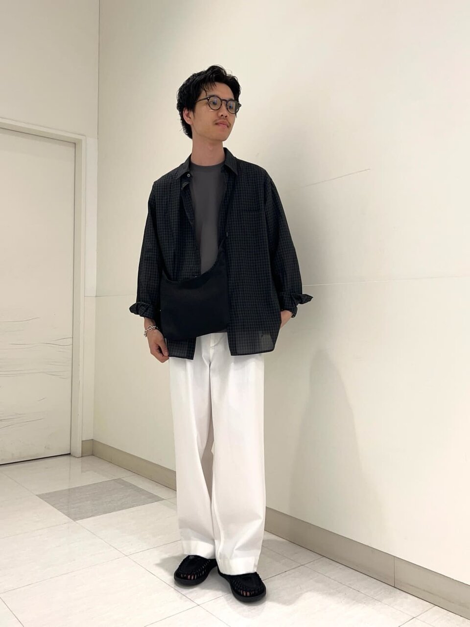 黒のシアーシャツ×白のチノパンのコーデ