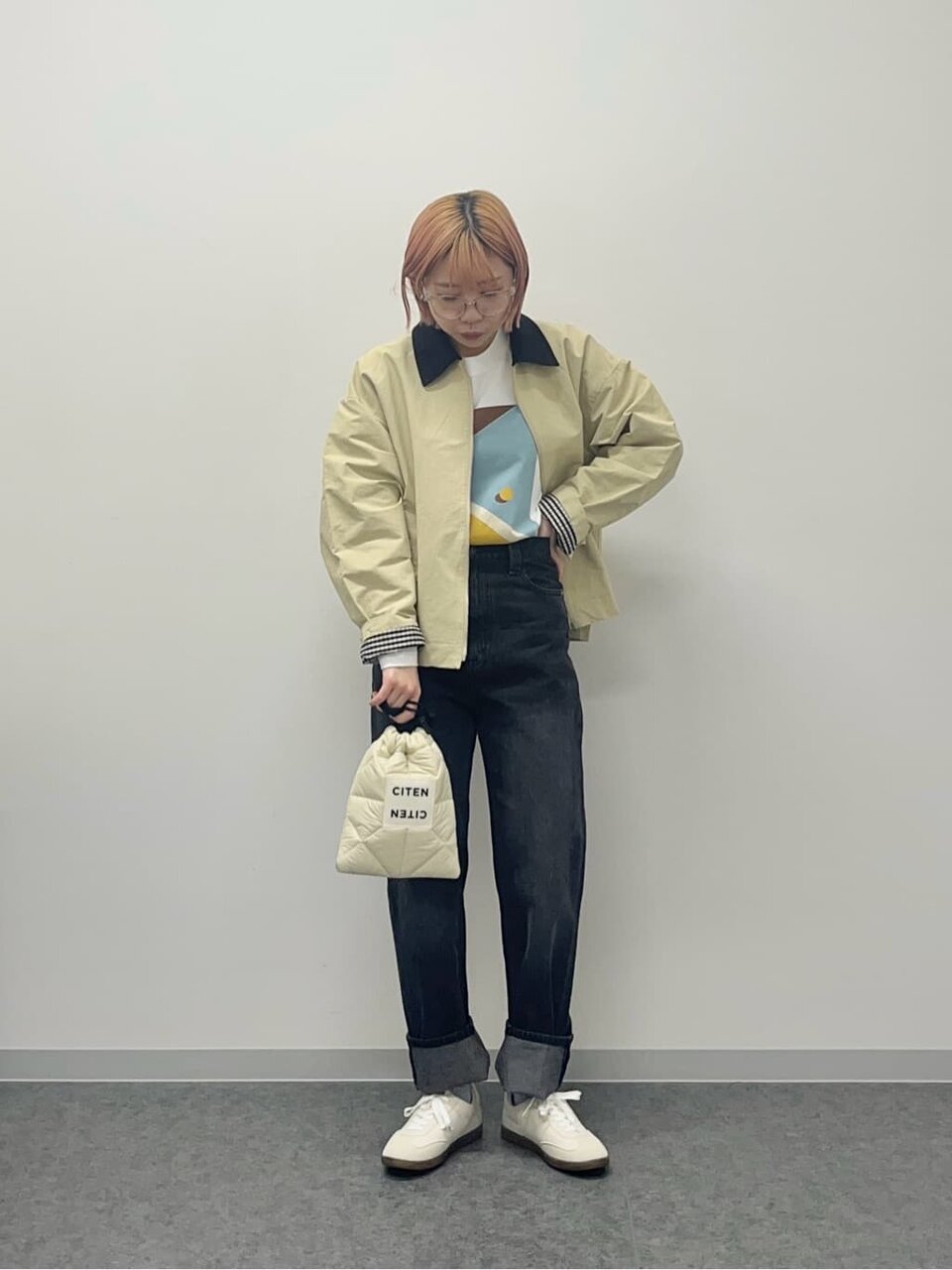 コーチジャケット×ストレートデニムのコーデ