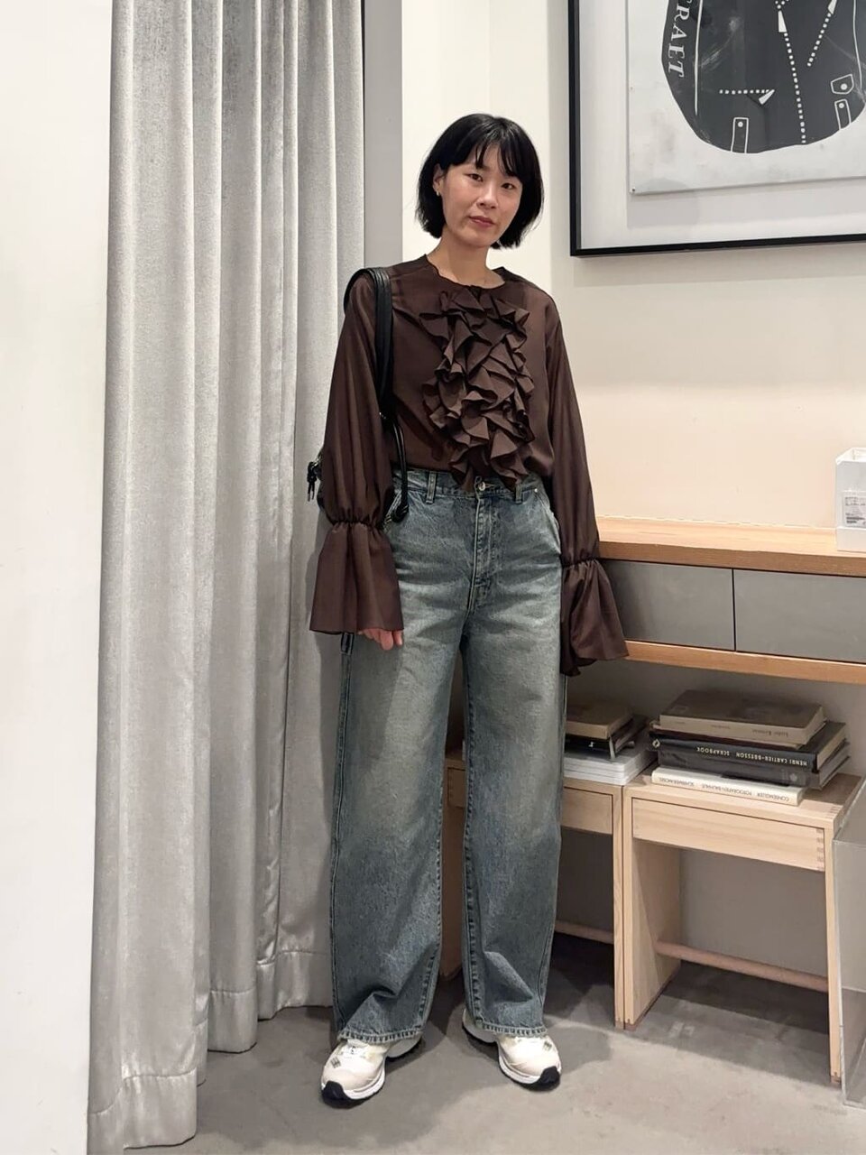 フリルブラウス×ワイドデニムのコーデ