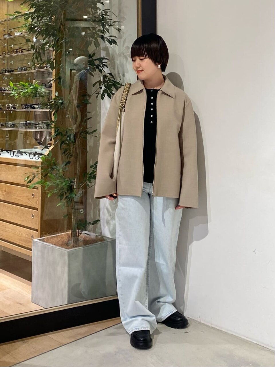 ジップブルゾン×ワイドデニムのコーデ