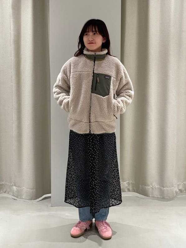 フリースジャケット×テーパードデニムのコーデ