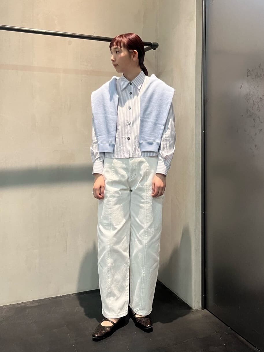 ストライプ柄シャツ×テーパードデニムのコーデ