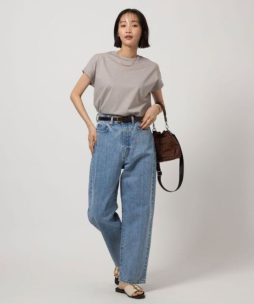 デニムパンツをはいた女性