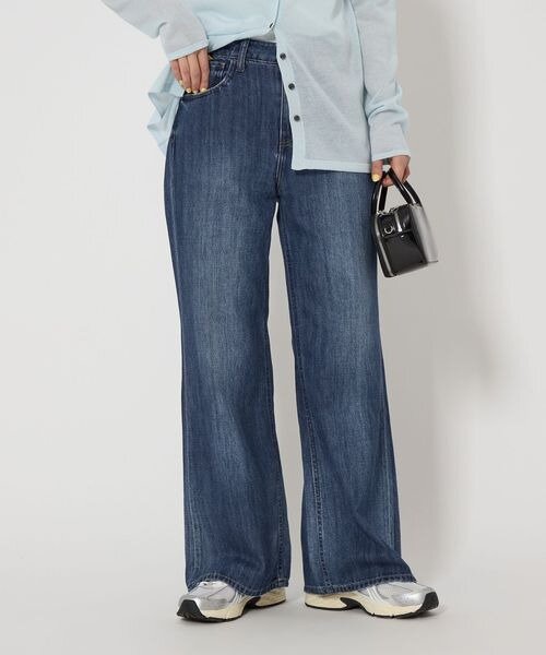 デニムパンツ×スニーカーの女性