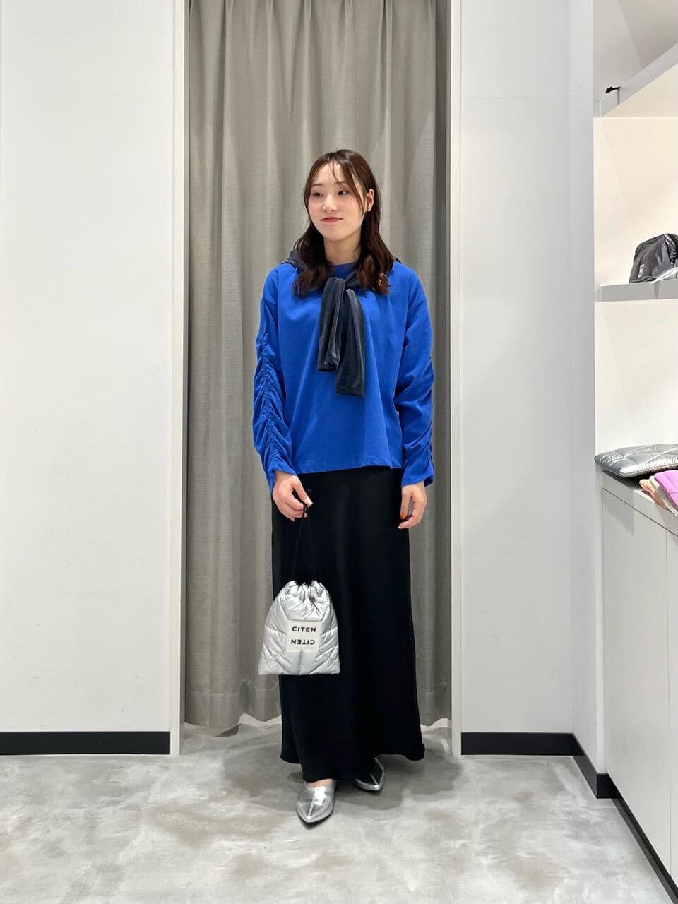 青のTシャツと黒のスカートのコーデ